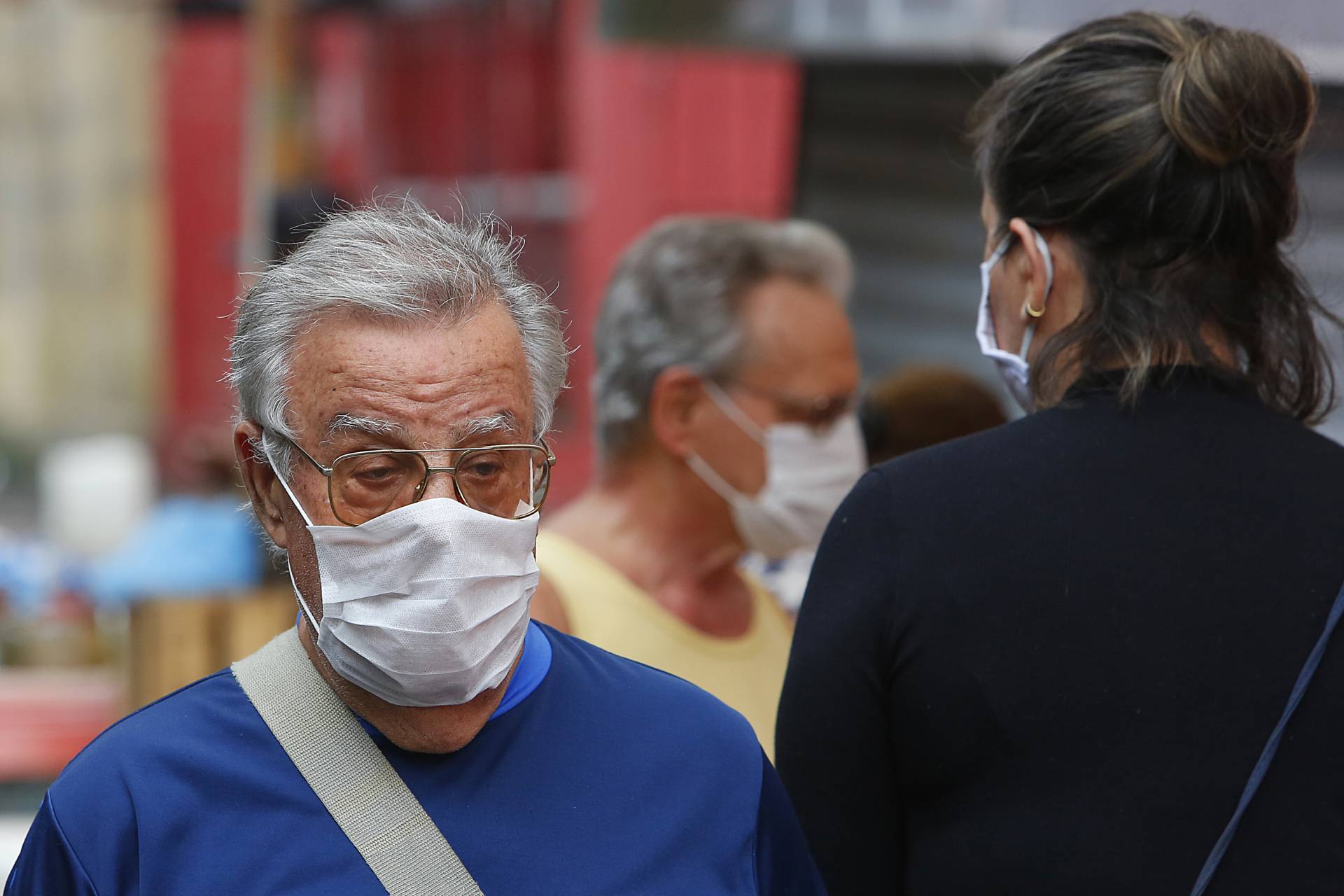 Rio - 15/04/2020 - COVID 19 - CORONAVIRUS - HEROIS DA PANDEMIA - OS FEIRANTES - Movimentacao de pessoas e feirantes na Feira Livre Silva Teles no Andaraí. Feirentes reclamam muito da queda de vendas no local e o aumento do preco de alguns produtos no CEASA. Foto: Daniel Castelo Branco / Agencia O Dia - 