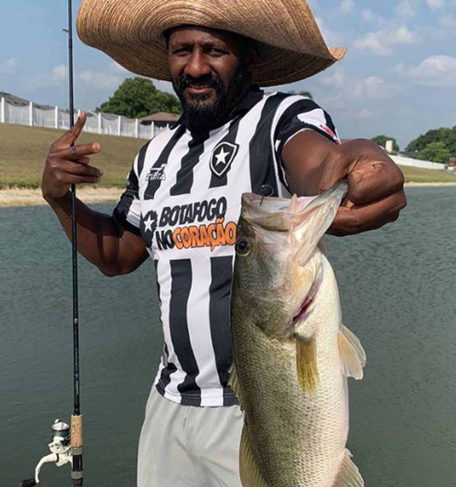 Freddie Mitchell com a camisa do Botafogo