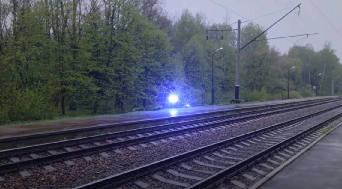 O vídeo de uma luz cruzando os trilhos de trem mostra efeitos visuais gerados por computador, não uma centelha, ou raio globular
 - Youtube