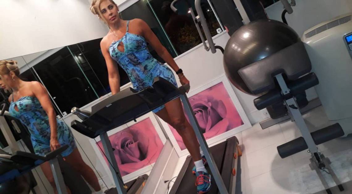 Angela Bismarchi treinando em casa na quarentena  - Divulgação 
