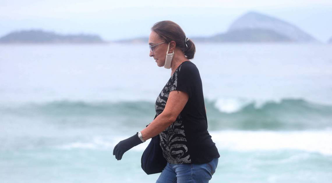 Rio,17/04/2020-COVID-19-CORONAVIRUS,LEBLON, Pessoas que usam mascaras de forma errada.Na foto. forma errada de usar mascara.Foto: Cleber Mendes/Agência O Dia