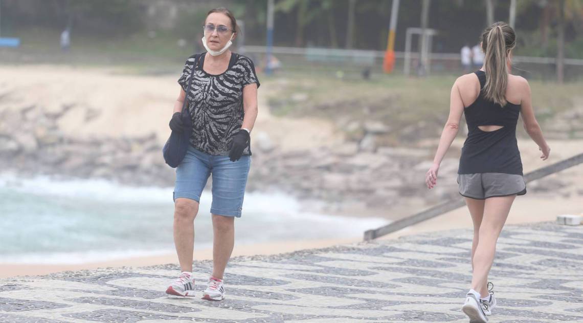 Rio,17/04/2020-COVID-19-CORONAVIRUS,LEBLON, Pessoas que usam mascaras de forma errada.Na foto. forma errada de usar mascara.Foto: Cleber Mendes/Agência O Dia