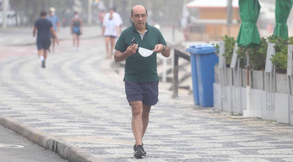 Rio,17/04/2020-COVID-19-CORONAVIRUS,LEBLON, Pessoas que usam mascaras de forma errada.Na foto. forma errada de usar mascara.Foto: Cleber Mendes/Agência O Dia