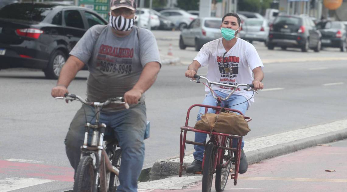 Rio,17/04/2020-COVID-19-CORONAVIRUS,COPACABANA, Pessoas que usam mascaras de forma errada.Na foto. forma errada de usar mascara.Foto: Cleber Mendes/Agência O Dia