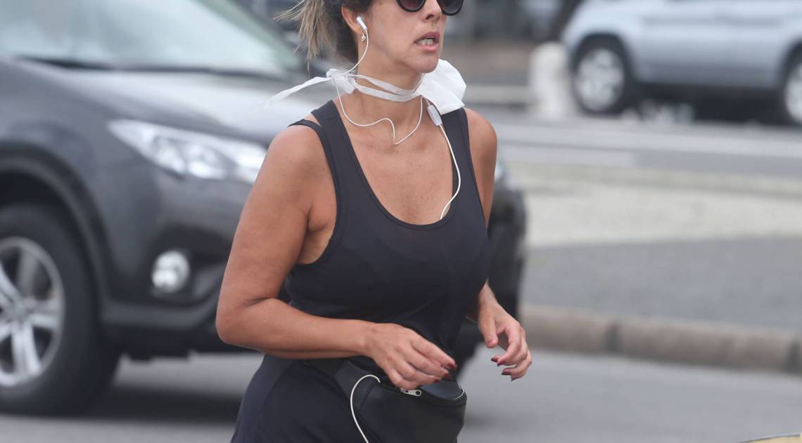 Rio,17/04/2020-COVID-19-CORONAVIRUS,COPACABANA, Pessoas que usam mascaras de forma errada.Na foto. forma errada de usar mascara.Foto: Cleber Mendes/Agência O Dia