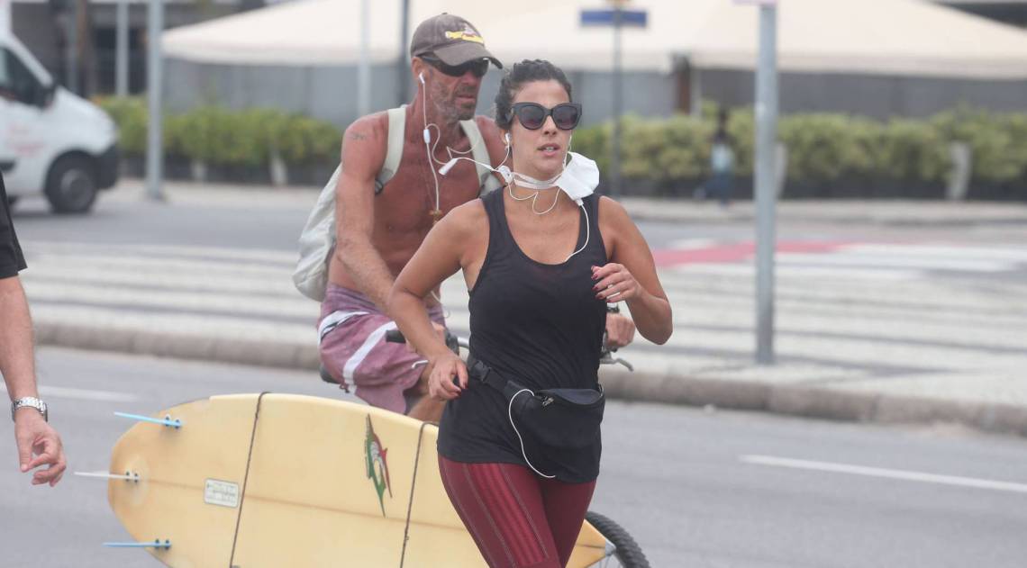 Rio,17/04/2020-COVID-19-CORONAVIRUS,COPACABANA, Pessoas que usam mascaras de forma errada.Na foto. forma errada de usar mascara.Foto: Cleber Mendes/Agência O Dia