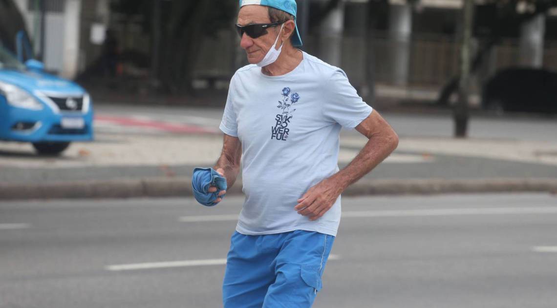 Rio,17/04/2020-COVID-19-CORONAVIRUS,COPACABANA, Pessoas que usam mascaras de forma errada.Na foto. forma errada de usar mascara.Foto: Cleber Mendes/Agência O Dia
