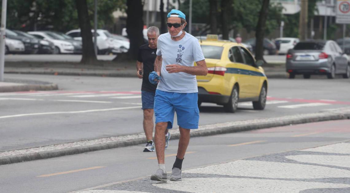 Rio,17/04/2020-COVID-19-CORONAVIRUS,COPACABANA, Pessoas que usam mascaras de forma errada.Na foto. forma errada de usar mascara.Foto: Cleber Mendes/Agência O Dia