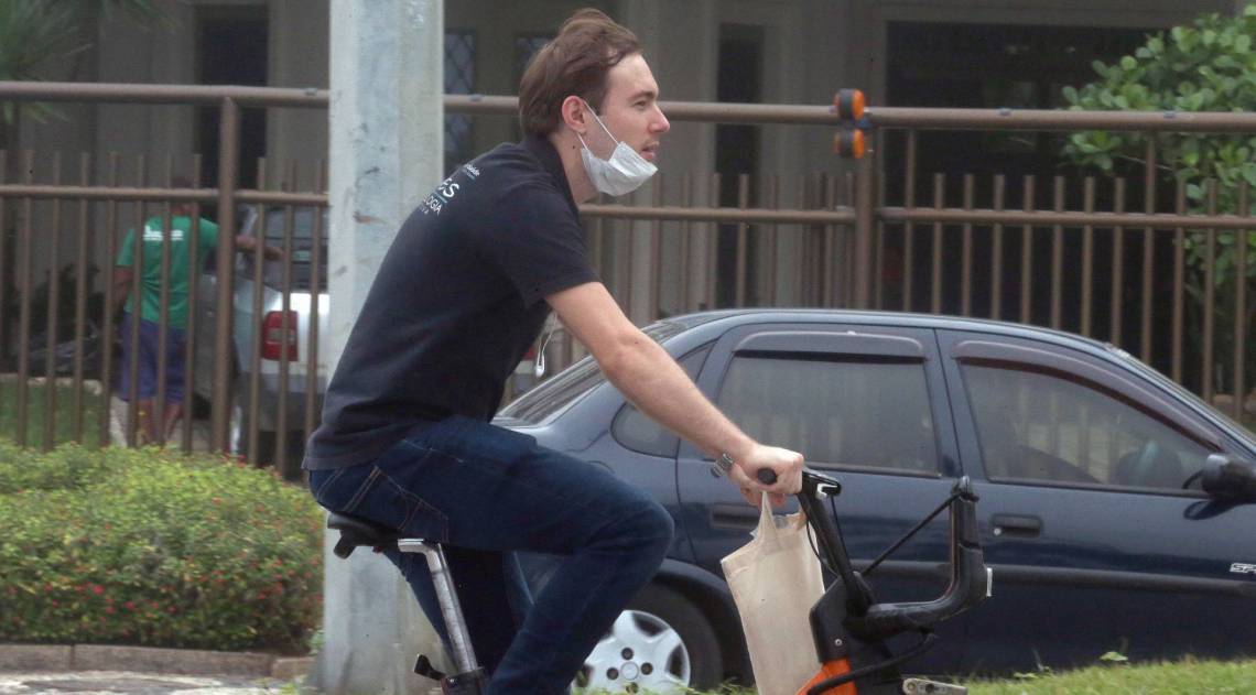 Rio,17/04/2020-COVID-19-CORONAVIRUS,ARPOADOR, Pessoas que usam mascaras de forma errada.Na foto. forma errada de usar mascara.Foto: Cleber Mendes/Agência O Dia