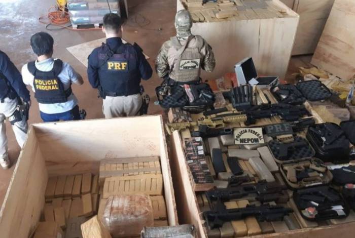 PF e PRF estouram depósito com toneladas de maconha, fuzis e pistolas no Paraná
