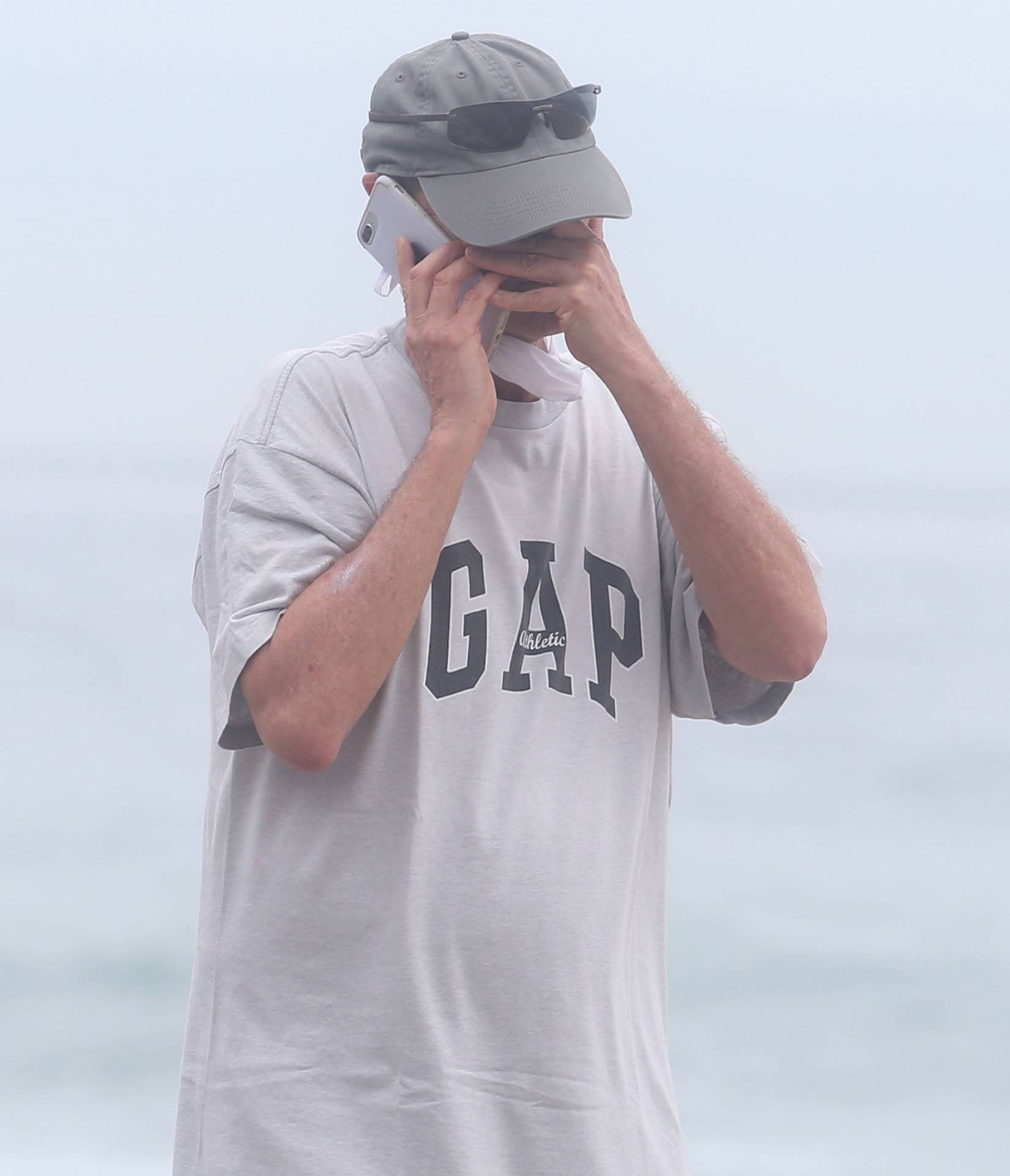 Rio,17/04/2020-COVID-19-CORONAVIRUS,LEBLON, Pessoas que usam mascaras de forma errada.Na foto. forma errada de usar mascara.Foto: Cleber Mendes/Agência O Dia