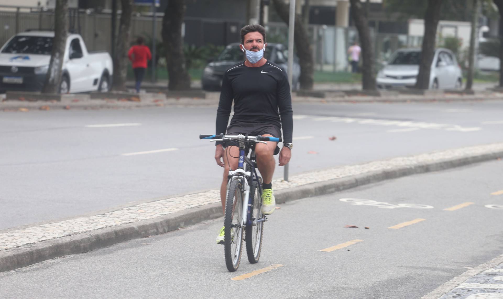 Rio,17/04/2020-COVID-19-CORONAVIRUS,COPACABANA, Pessoas que usam mascaras de forma errada.Na foto. forma errada de usar mascara.Foto: Cleber Mendes/Agência O Dia