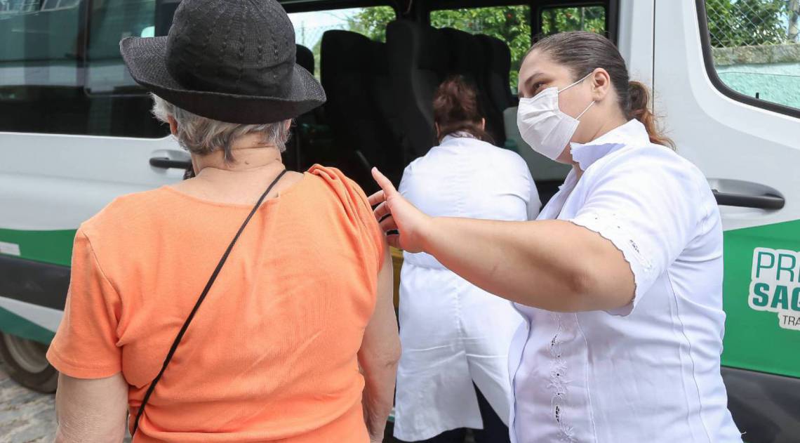 Secretaria de Saúde disponibiliza número de Whatsapp para agendamento, caso algum idoso tenha perdido a visita do posto ambulante perto de casa - Prefeitura de Saquarema