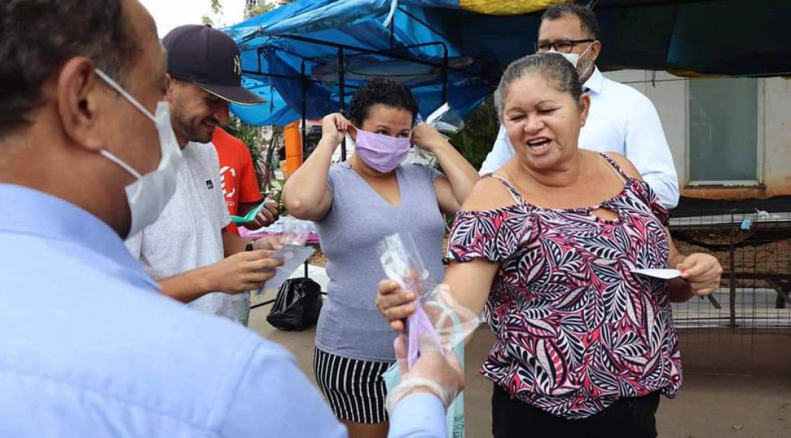 Fundec entrega primeira remessa de máscaras para pessoas em filas de banco