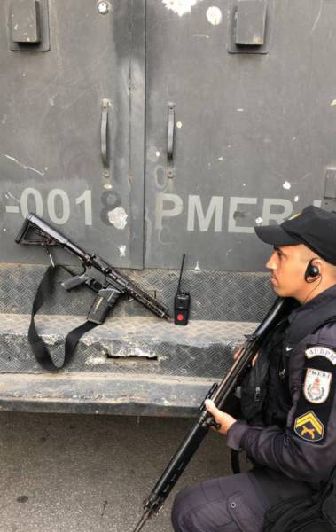 Fuzil apreendido durante operação da PM em Acari na manhã deste sábado - Divulgação / Twitter PMERJ