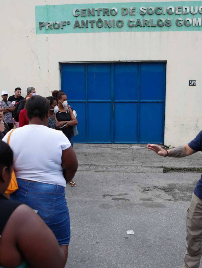 Funcionário tenta acalmar parentes em busca de informações