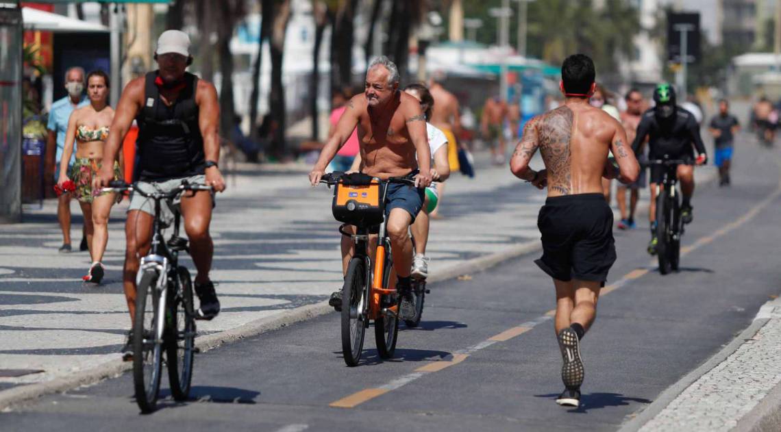 Ciclistas, corredores e caminhantes passeiam, na maioria, sem proteção