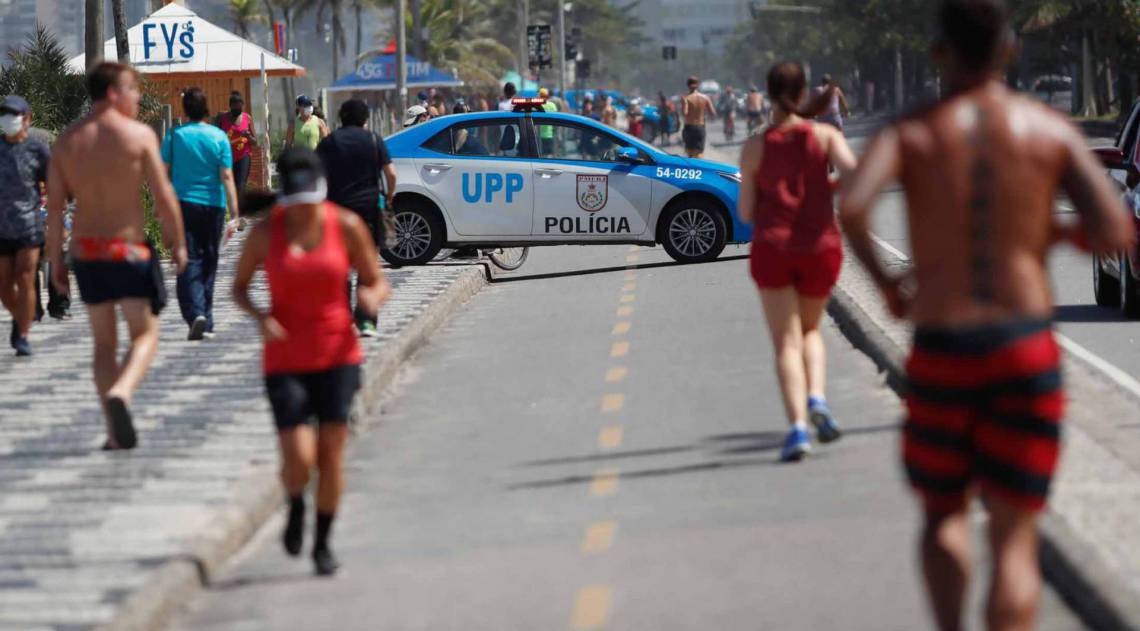 Rio, 19/04/2020, Carros da PM bloqueim as ciclovias de Lebon e Ipanema fazendo com que pessoas e ciclistas passem por trás da viatura ou pela rua , foto de Gilvan de Souza / Agencia O Dia
