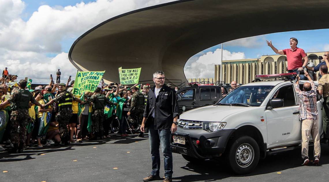 Bolsonaro discursa para manifestantes que protestavam a favor da intervenção militar e pelo fechamento do Congresso Nacional em frente ao Quartel General do Exército
