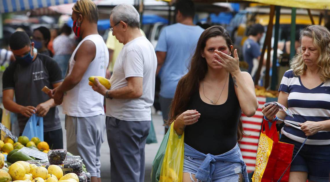 Rio - 15/04/2020 - COVID 19 - CORONAVÍRUS - HEROIS DA PANDEMIA - OS FEIRANTES - Movimentação de pessoas e feirantes na Feira Livre Silva Teles no Andaraí. Feirantes reclamam muito da queda de vendas no local e o aumento do preço de alguns produtos no CEASA. Foto: Daniel Castelo Branco / Agencia O Dia 