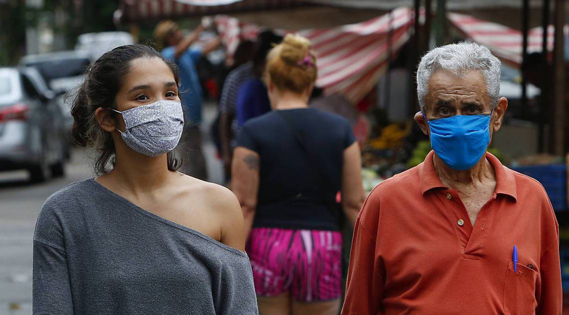 Rio - 15/04/2020 - COVID 19 - CORONAVÍRUS - HEROIS DA PANDEMIA - OS FEIRANTES - Movimentação de pessoas e feirantes na Feira Livre Silva Teles no Andaraí. Feirantes reclamam muito da queda de vendas no local e o aumento do preço de alguns produtos no CEASA. Foto: Daniel Castelo Branco / Agencia O Dia  