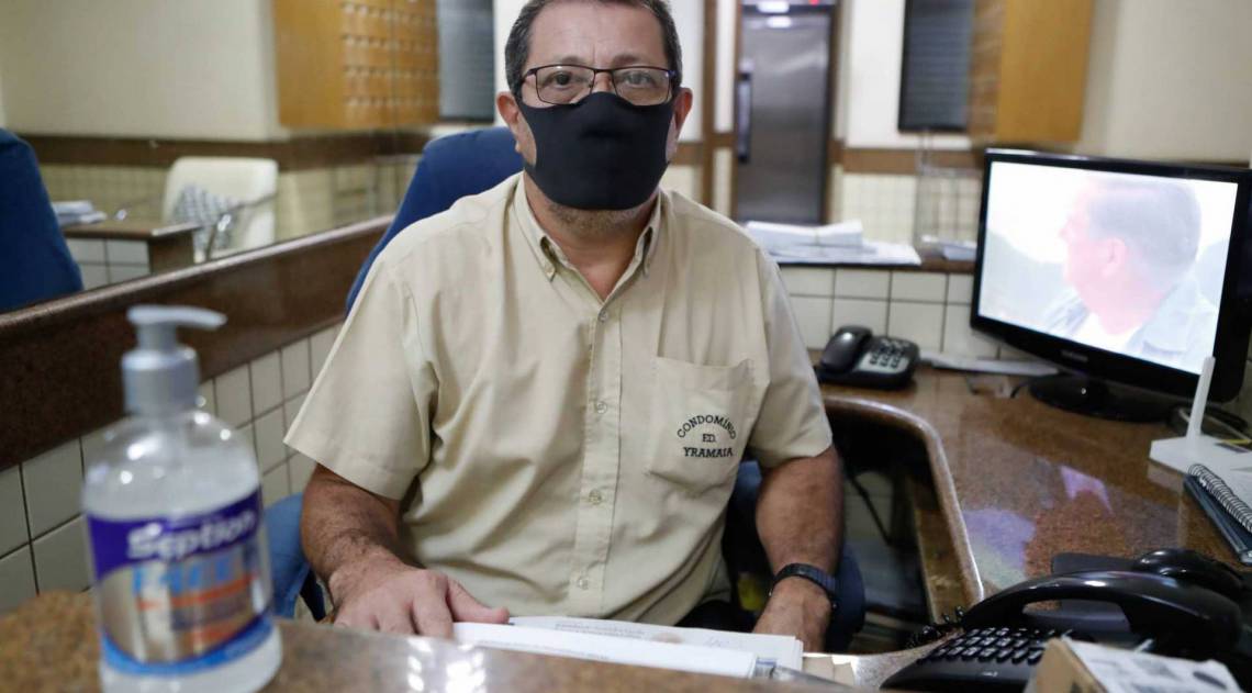 Rio - 13/04/2020 - Heróis da Pandemia -  Porteiros - Na foto Antonio porteiro no Leme. Foto de Gilvan de Souza / Agencia O Dia