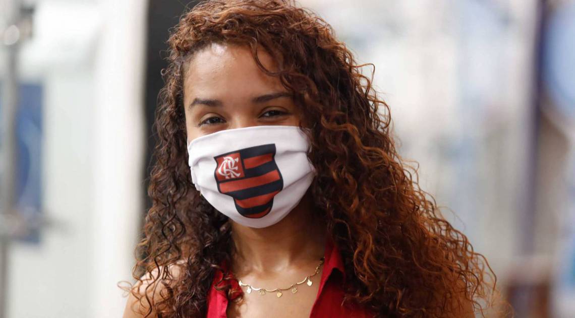 Rio,18/04/2020 - COVID-19 - CORONAVÍRUS - Movimentação de pessoas pelo município de Caxias e pessoas usando máscaras. Foto: Gilvan de Souza/Agência O Dia