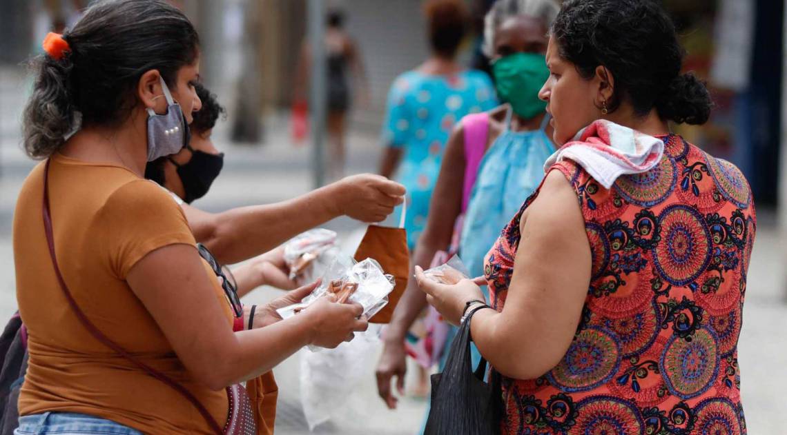 Rio,18/04/2020 - COVID-19- CORONAVIRUS - Movimentação de pessoas pelo município de Caxias e pessoas usando máscaras , na foto ambulante vendendo mascaras pelo valor de R$ 2,99, Foto: Gilvan de Souza/Agência O Dia