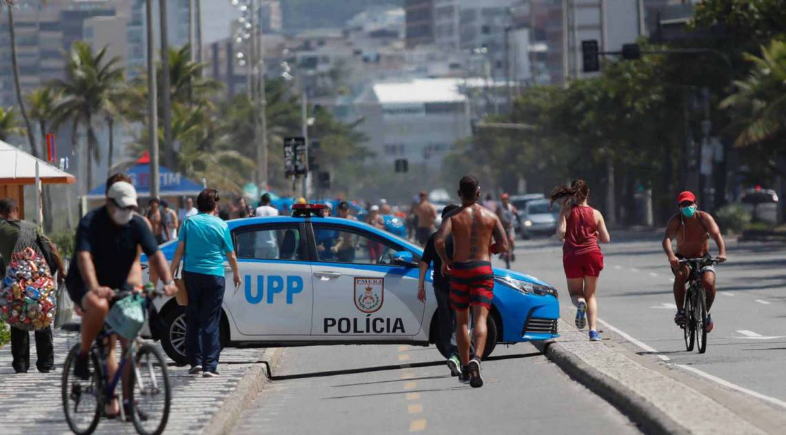 Rio - 19/04/2020  - Covid-19 - Coronavírus - Carros da PM bloqueiam as ciclovias de Lebon e Ipanema fazendo com que pessoas e ciclistas passem por trás da viatura ou pela rua. Foto: Gilvan de Souza / Agencia O Dia