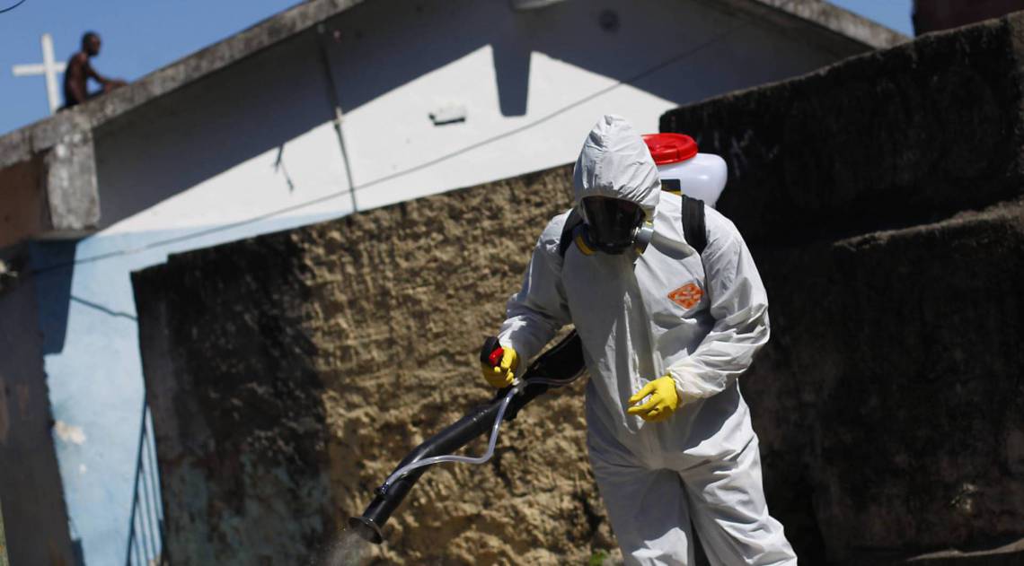 Rio - 13/04/2020 - Covid-19 - Coronavírus - Thiago Firmino guia turístico da comunidade juntou um grupo de voluntários da comunidade pra higienizar a comunidade do Santa Marta. Foto: Luciano Belford/Agencia O Dia