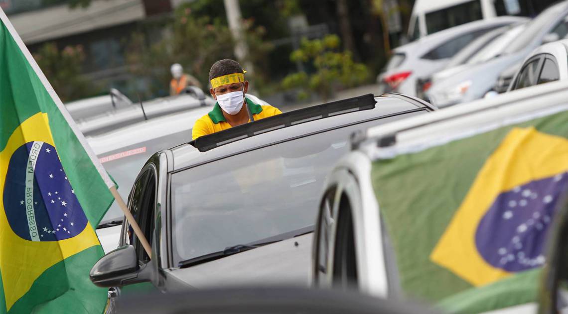 Rio de Janeiro 15/04/2020 - Motorista fazem carreata em protesto. Os motorista pedem a abertura do comercio. Foto: Luciano Belford/Agencia O Dia