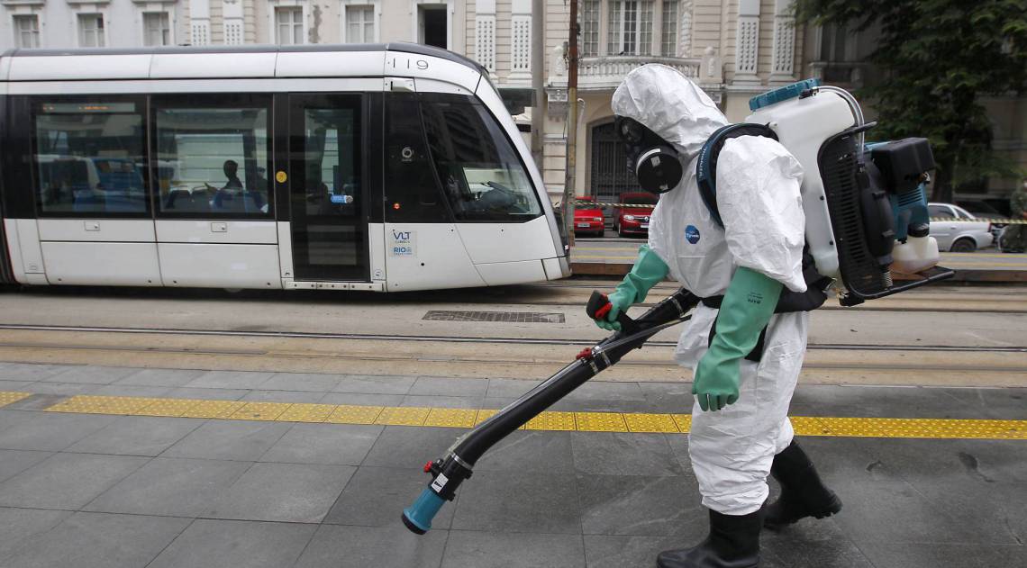 Rio de Janeiro 16/04/2020 - Em parceria com a SuperVia, militares do Comando Conjunto Leste realizaram na Central do Brasil a higienização especial de trem de passageiro. Foto: Luciano Belford/Agencia O Dia