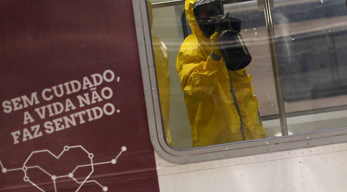 Rio de Janeiro 16/04/2020 - Em parceria com a SuperVia, militares do Comando Conjunto Leste realizaram na Central do Brasil a higienização especial de trem de passageiro. Foto: Luciano Belford/Agencia O Dia
