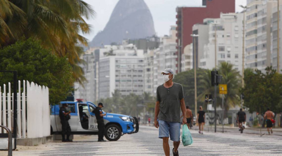 Rio de Janeiro 18/04/2020 - Cariocas começam a aderir a máscaras em prevenção à Covid-19. Decreta que obrigo o uso começa a valer na quarta-feira. Foto: Luciano Belford/Agencia O Dia