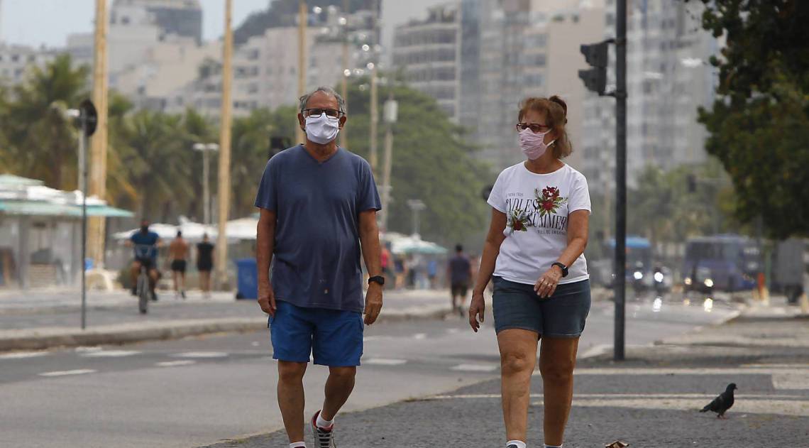 Rio de Janeiro 18/04/2020 - Cariocas começam a aderir a máscaras em prevenção à Covid-19. Decreta que obrigo o uso começa a valer na quarta-feira. Foto: Luciano Belford/Agencia O Dia