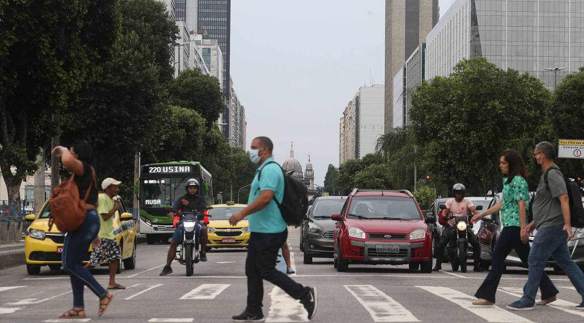 Rio - 15/04/2020 - COVID 19 - CORONAVÍRUS - Movimentação de pessoas e veículos na Av. Presidente Vargas, no Centro do Rio. Em época de quarentena, muitas pessoas pelas ruas. Foto: Daniel Castelo Branco / Agencia O Dia