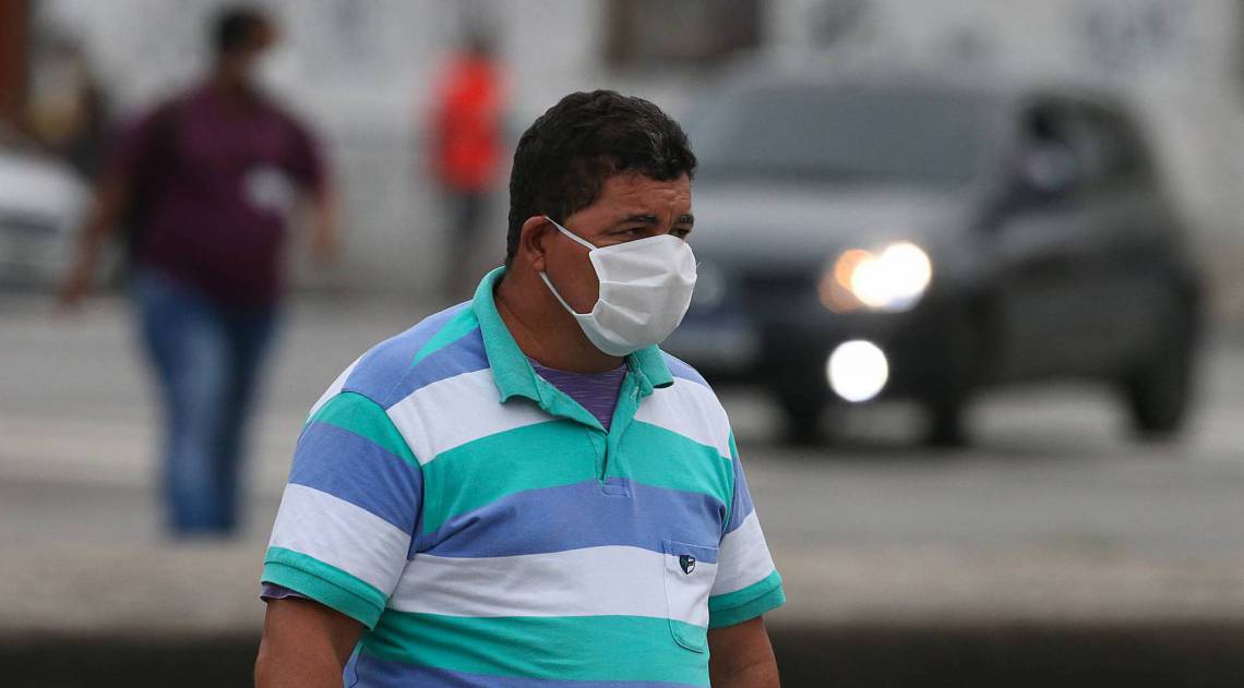 Rio - 15/04/2020 - COVID 19 - CORONAVÍRUS - Movimentação de pessoas usando mascara 
 na Av. Presidente Vargas, no Centro do Rio. Em época de quarentena, muitas pessoas pelas ruas. Foto: Daniel Castelo Branco / Agencia O Dia - - -  