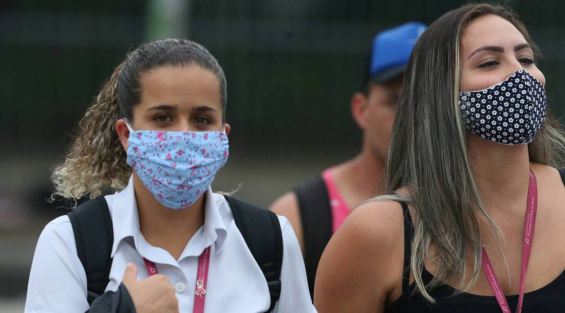 Rio - COVID 19 - CORONAV&Iacute;RUS - Movimenta&ccedil;&atilde;o de pessoas usando mascara na Av. Presidente Vargas, no Centro do Rio. Em &eacute;poca de quarentena, muitas pessoas pelas ruas. Foto: Daniel Castelo Branco / Agencia O Dia - - -   - Daniel Castelo Branco