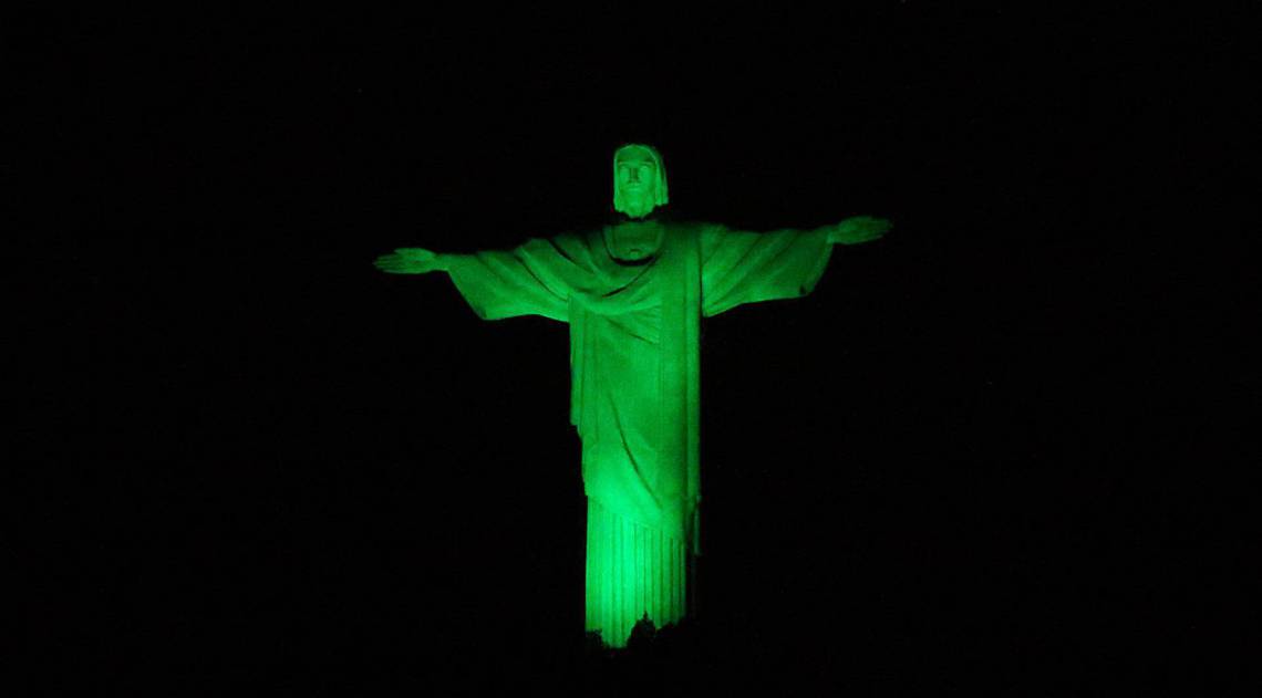 Rio - 15/04/2020 - COVID 19 - CORONAVÍRUS - O Cristo, ficou Verde Oliva, para homenagear os Militares nessa noite(15) pela luta contra o Coronavírus. Foto: Daniel Castelo Branco / Agencia O Dia