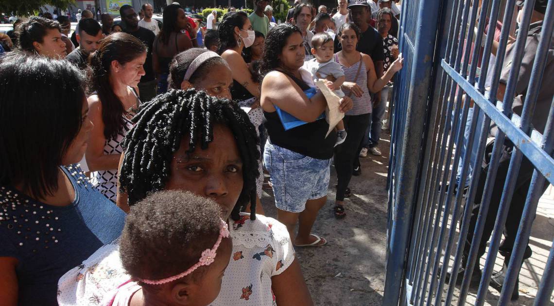 Rio de Janeiro - RJ  - 13/04/2020 - COVID 19 - Coronavírus na cidade do Rio - Fila para regularizar o CPF, em Madureira, zona norte do Rio - Foto Reginaldo Pimenta / Agencia O Dia