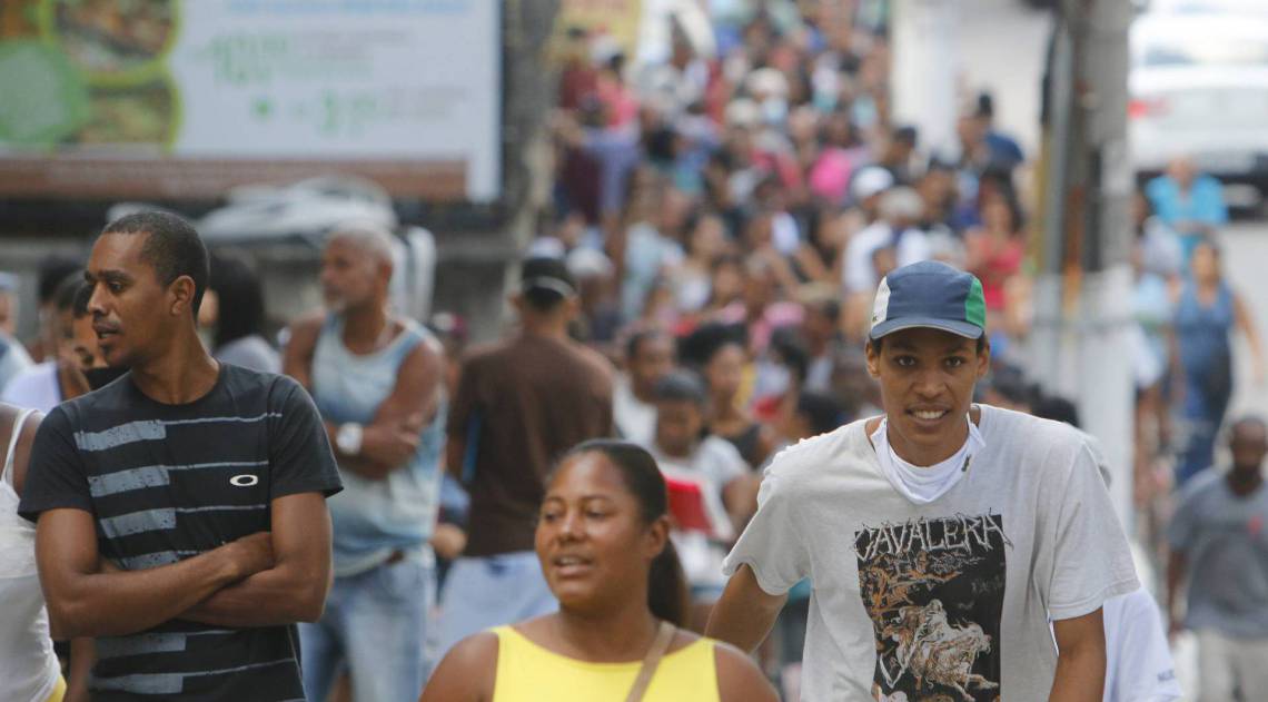 Rio de Janeiro - RJ  - 20/04/2020 - COVID 19 - Coronavirus na cidade do Rio -  Fila para sacar o auxilio emergencial dado pelo governo, na Caixa economica Federal, na Rua Marechal Deodoro, em Duque de Caxias, baixada fluminense -  Foto Reginaldo Pimenta / Agencia O Dia