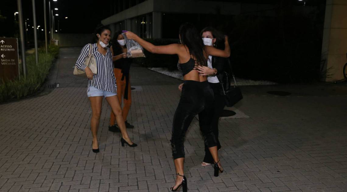 Ivy encontra fãs na porta do hotel