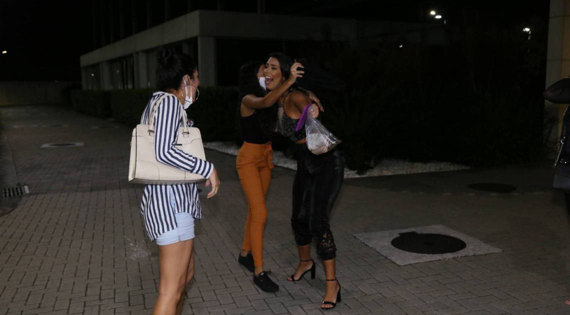 Ivy é recebida por fãs e pelo ex-marido na porta do hotel após ser eliminada do 'BBB 20'