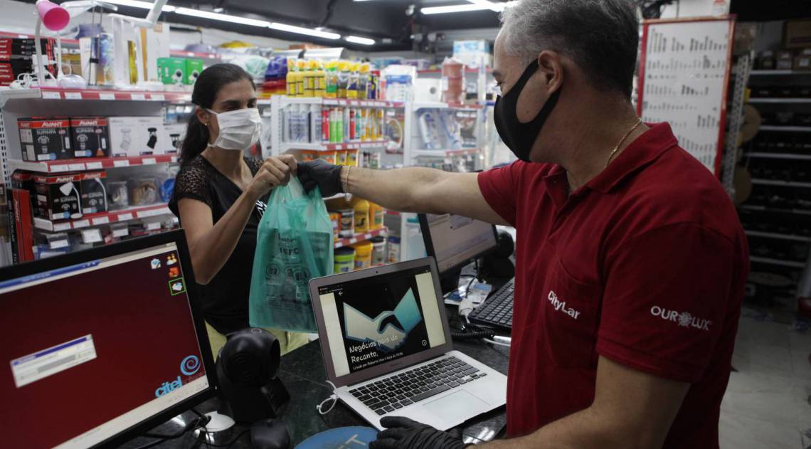 Rio, 14/04/2020  - COVID 19 - CORONAVÍRUS -  Pais do colégio Recanto cria grupo em rede social, para melhorar as vendas em seus comércios. Rodolfo, dono de loja de material de construção,  Recreio dos Bandeirantes. zona oeste do Rio. Foto: Ricardo Cassiano/Agencia O Dia