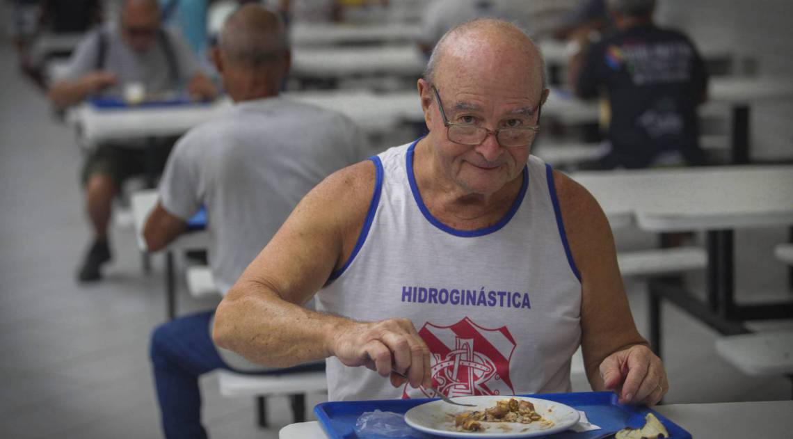 Rio, 16/04/2020  - COVID 19 - CORONAVÍRUS - Heróis da Pandemia. Chefe de cozinha do restaurante popular de Bangu. Na foto o sr. Allan. zona oeste do Rio. Foto: Ricardo Cassiano/Agencia O Dia