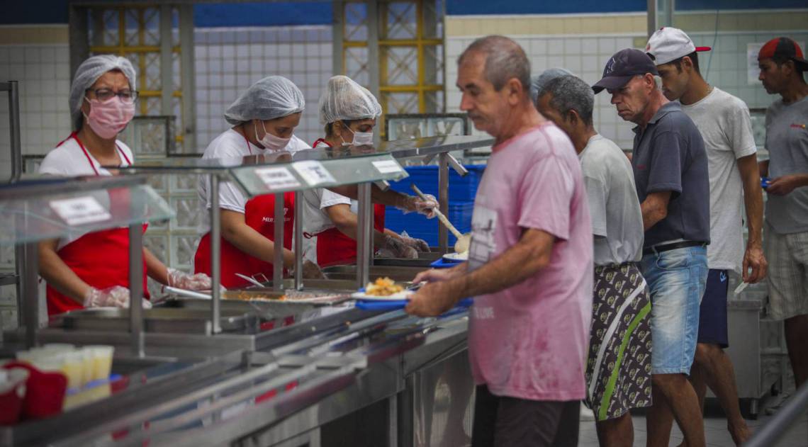 Rio, 16/04/2020  - COVID 19 - CORONAVÍRUS - Heróis da Pandemia. Chefe de cozinha do restaurante popular de Bangu. . zona oeste do Rio. Foto: Ricardo Cassiano/Agencia O Dia