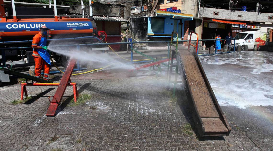 Rio,13/04/2020 - COVID-19 - CORONAVÍRUS - Comlurb faz higienizacao em comunidades contra o Coronavírus na comunidade do Andarai .Na foto o gari fazendo a limpeza dos brinquedos do Parquinho Publico. Foto: Cleber Mendes/Agência O Dia