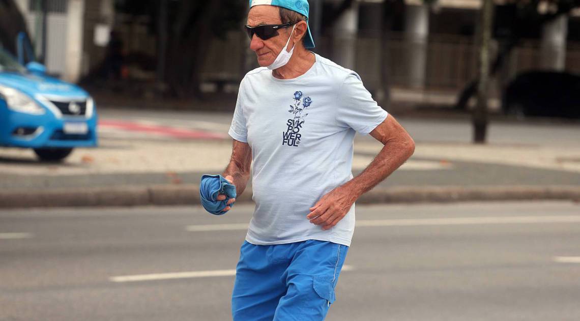 Rio,17/04/2020 - COVID-19- CORONAVÍRUS - LEBLON - Pessoas usam mascaras de forma errada. Foto: Cleber Mendes/Agência O Dia