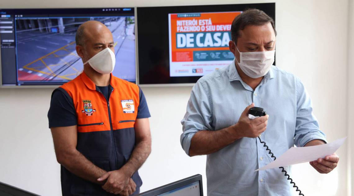 Rodrigo Neves fala à população, observado por Walace Medeiros - Divulgação / Douglas Macedo