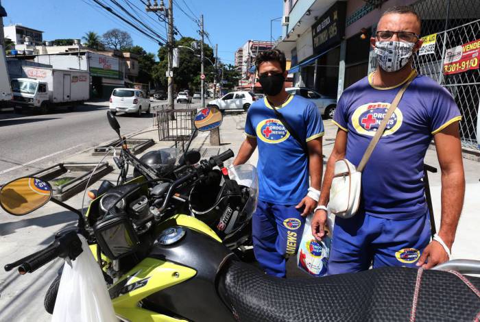 Rio,14/04/2020- COVID-19- CORONAV&Iacute;RUS - VISTA ALEGRE - Her&oacute;is da Pandemia, entregadores de farm&aacute;cia. Na foto. Daniel Machado (mascara preta) e Luiz Paulo, entregadores da Droga News .Foto: Cleber Mendes/Ag&ecirc;ncia O Dia - Cleber Mendes